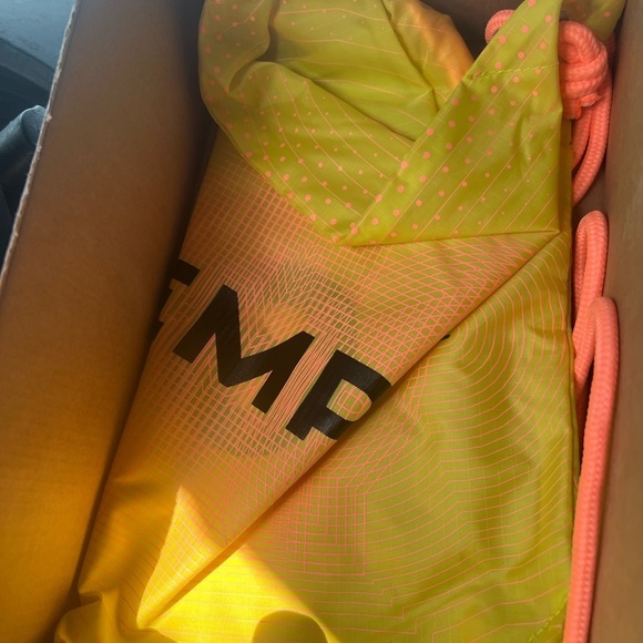 Soccer Cleats kids 4.5 fits ladies size 6 legend elite worn once - Picture 3 of 5